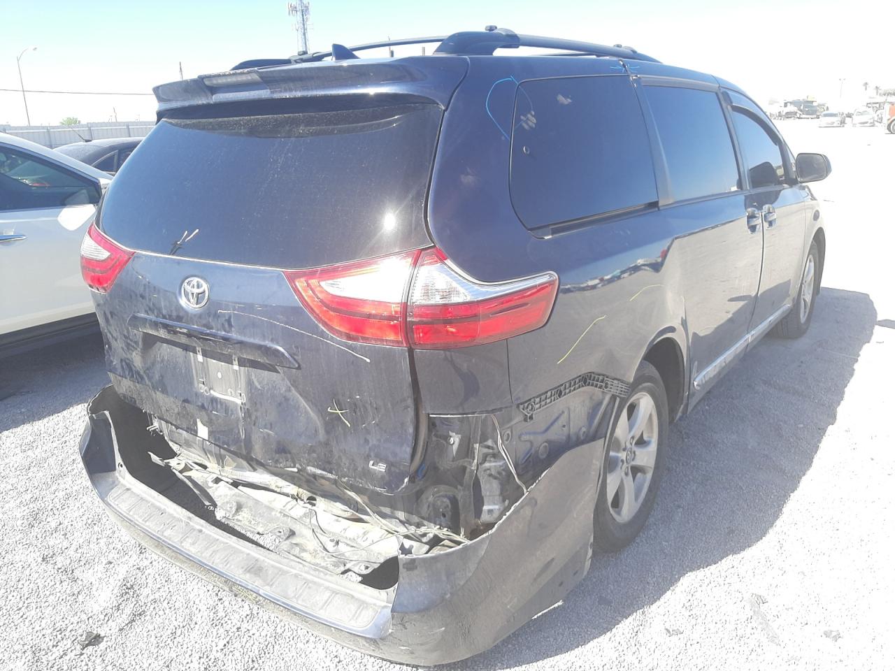 Photo 4 from auction – 2018 TOYOTA SIENNA LE with VIN 5TDKZ3DC7JS939083