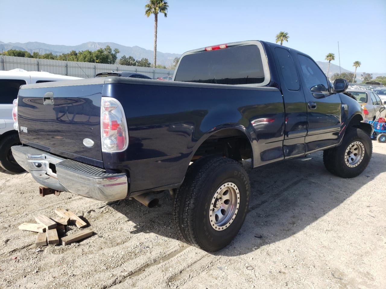 Photo 4 from auction – 2002 FORD F150 with VIN 1FTRX17W42NC08472