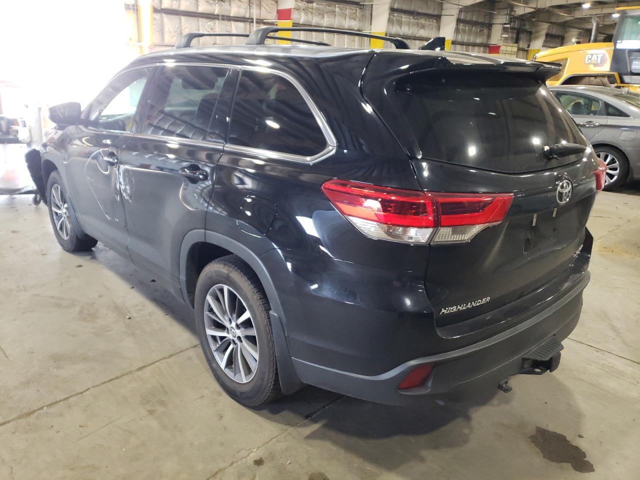 Photo 3 from auction – 2018 TOYOTA HIGHLANDER with VIN 5TDJZRFH7JS869110