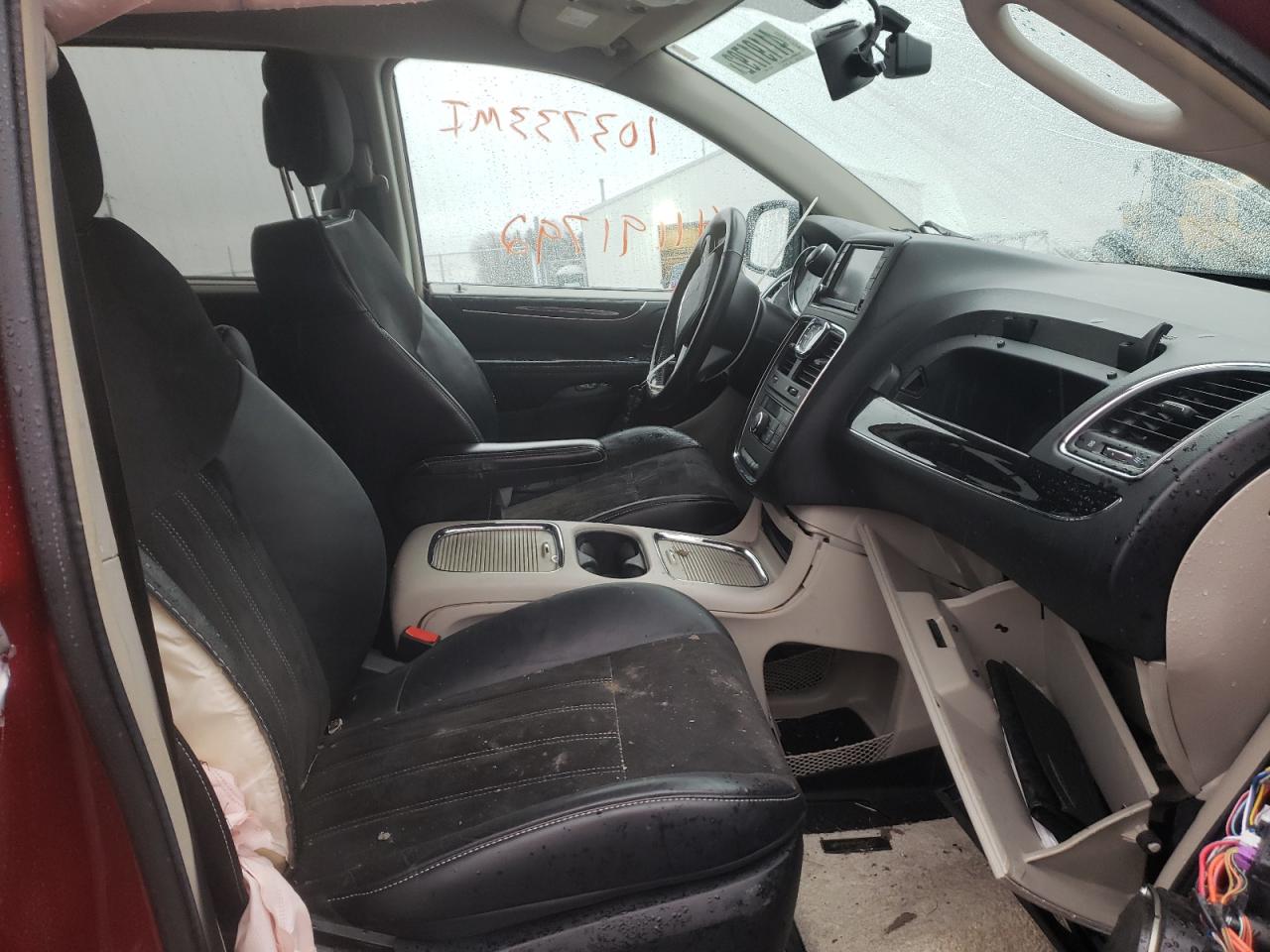 Photo 5 from auction – 2015 CHRYSLER TOWN & COU with VIN 2C4RC1JG4FR677860