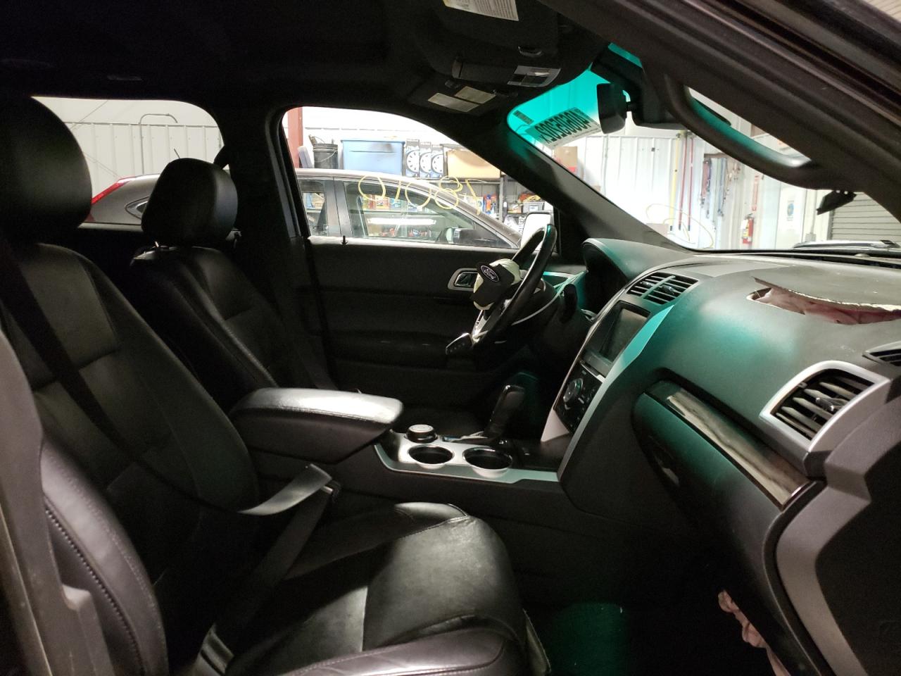 Photo 5 from auction – 2013 FORD EXPLORER L with VIN 1FM5K8F8XDGA04643