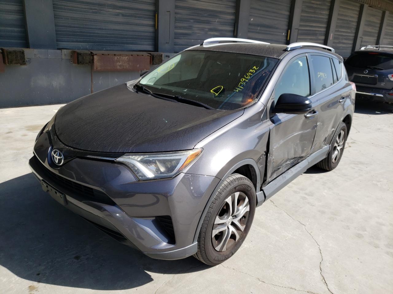 Photo 2 from auction – 2016 TOYOTA RAV4 LE with VIN JTMZFREV1GJ068374