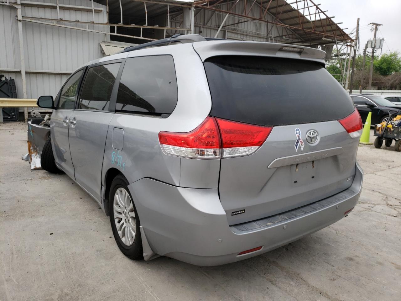 Photo 3 from auction – 2013 TOYOTA SIENNA XLE with VIN 5TDYK3DC7DS335374