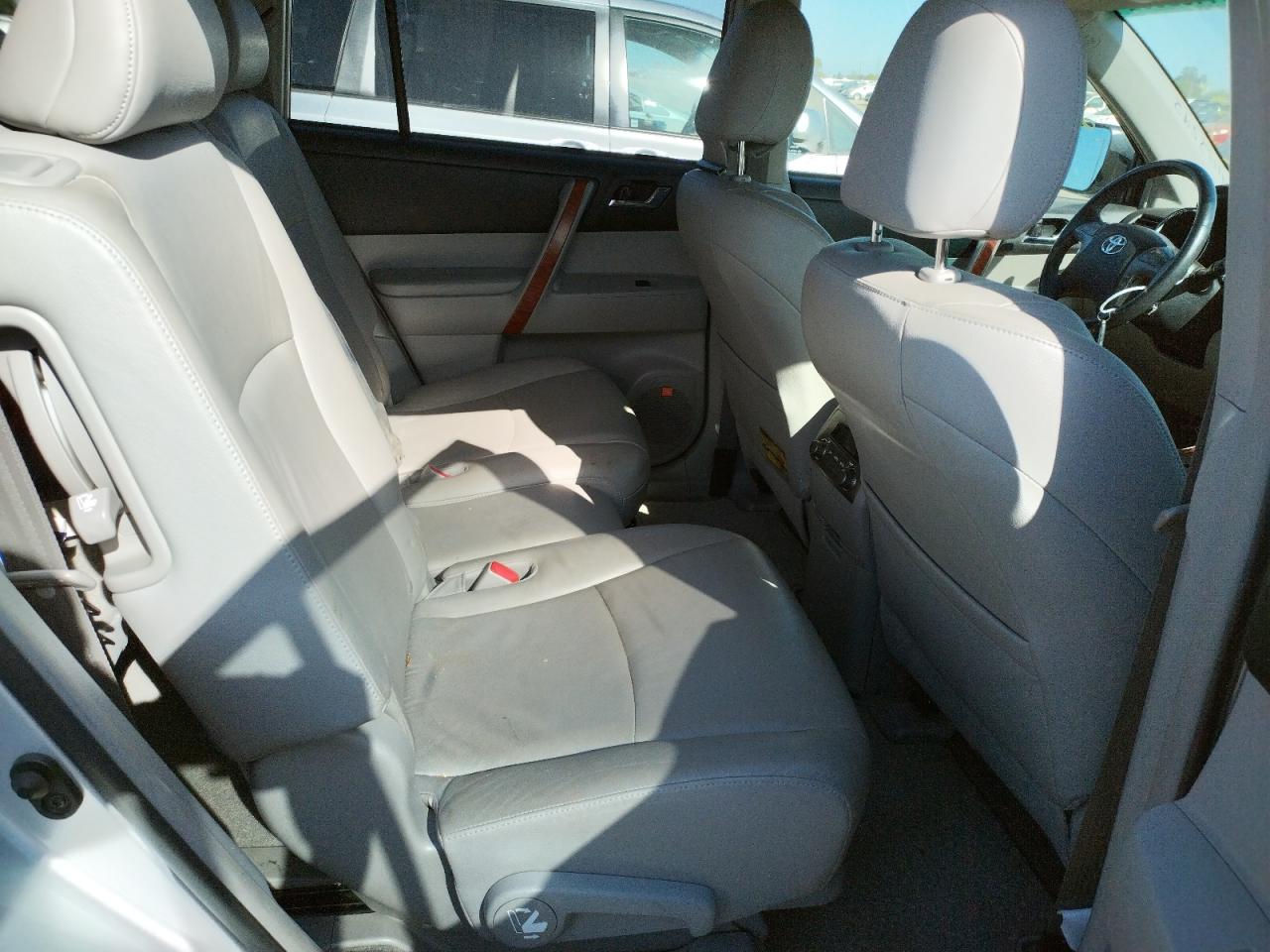 Photo 6 from auction – 2008 TOYOTA HIGHLANDER with VIN JTEDS42A382049925
