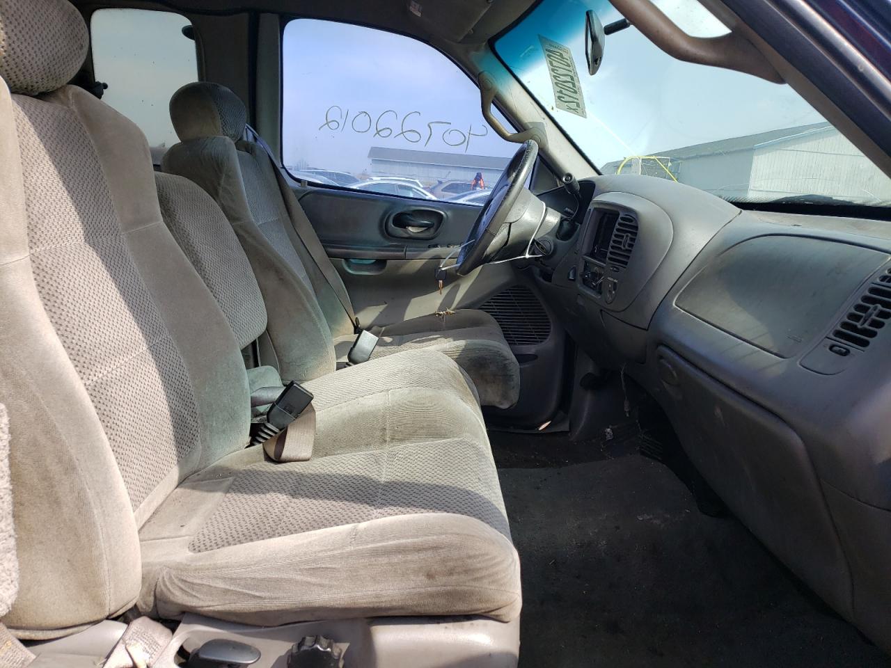 Photo 5 from auction – 2002 FORD F150 with VIN 2FTRX18LX2CA10148