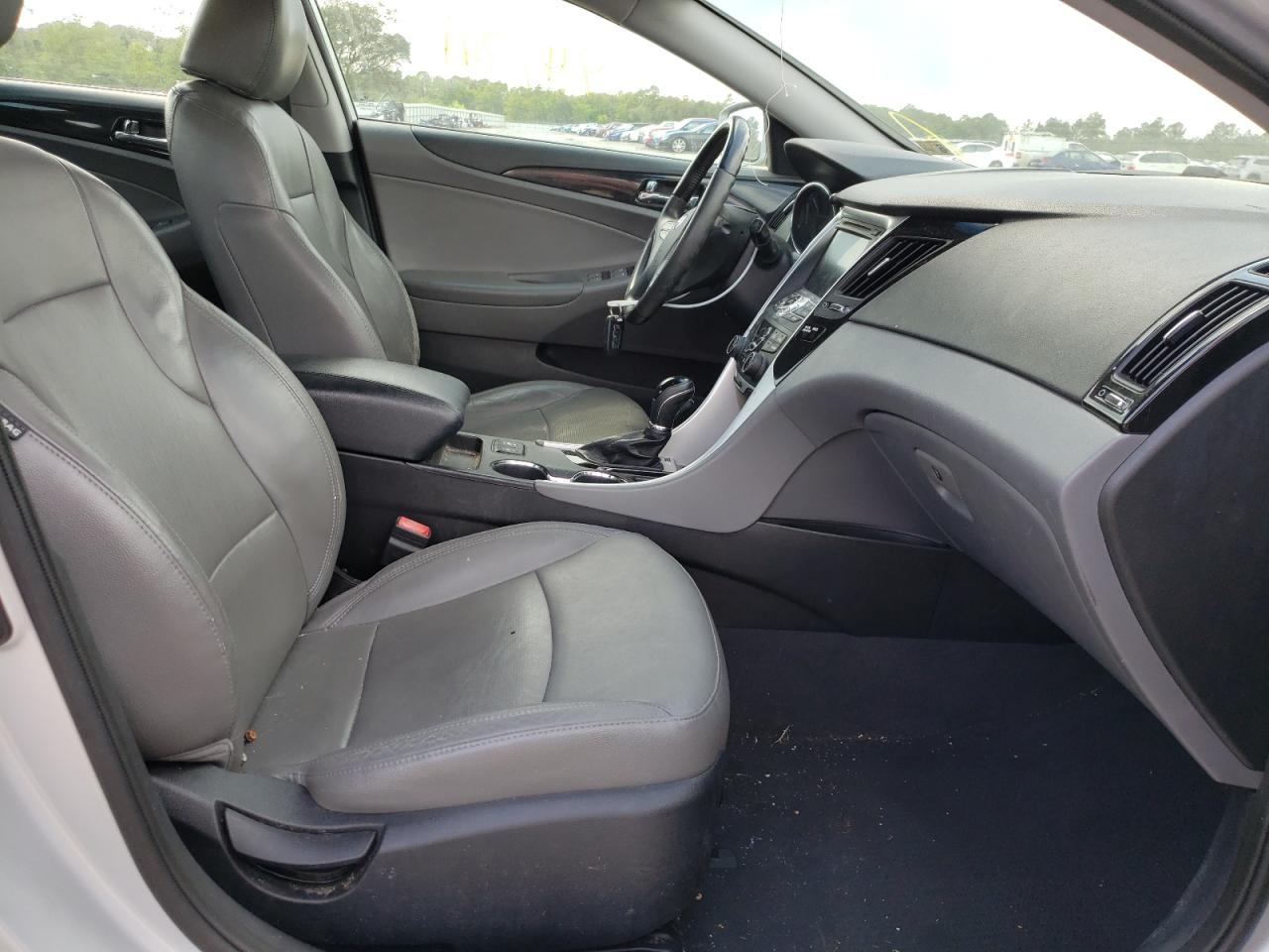 Photo 5 from auction – 2013 HYUNDAI SONATA SE with VIN 5NPEC4AC3DH725680