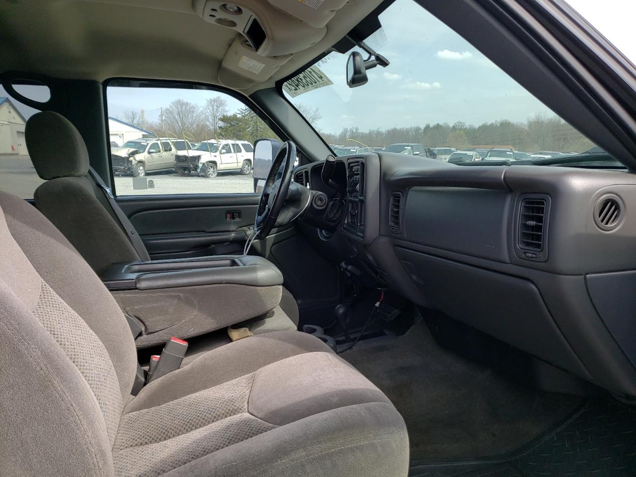 Photo 5 from auction – 2006 CHEVROLET SILVERADO with VIN 1GCHK23D06F262548