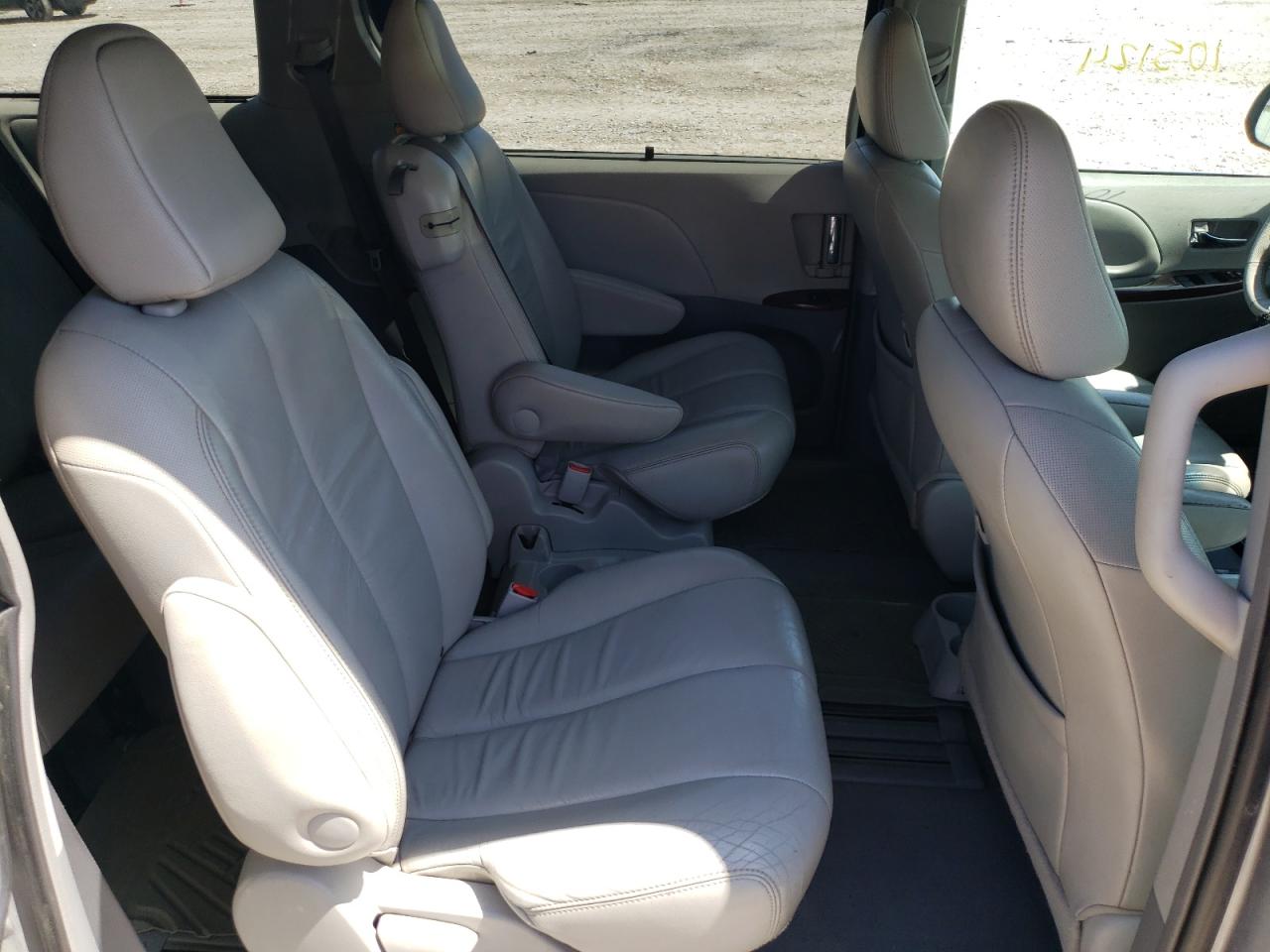 Photo 6 from auction – 2011 TOYOTA SIENNA XLE with VIN 5TDYK3DC1BS085501