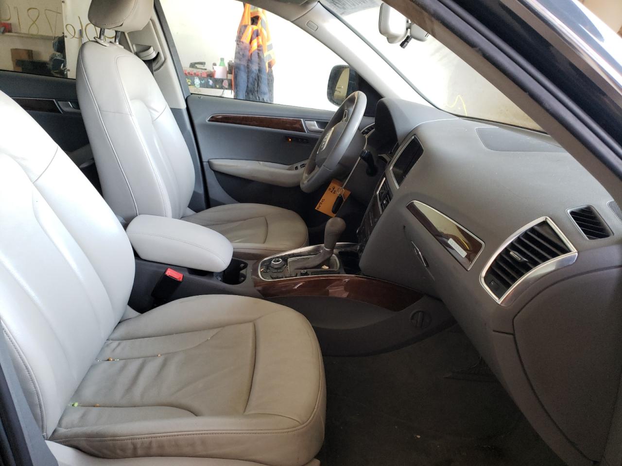 Photo 5 from auction – 2010 AUDI Q5 PREMIUM with VIN WA1LKAFP0AA098826