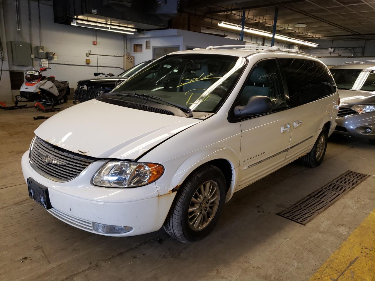 Photo 2 from auction – 2001 CHRYSLER TOWN & COU with VIN 2C8GP64L41R339092