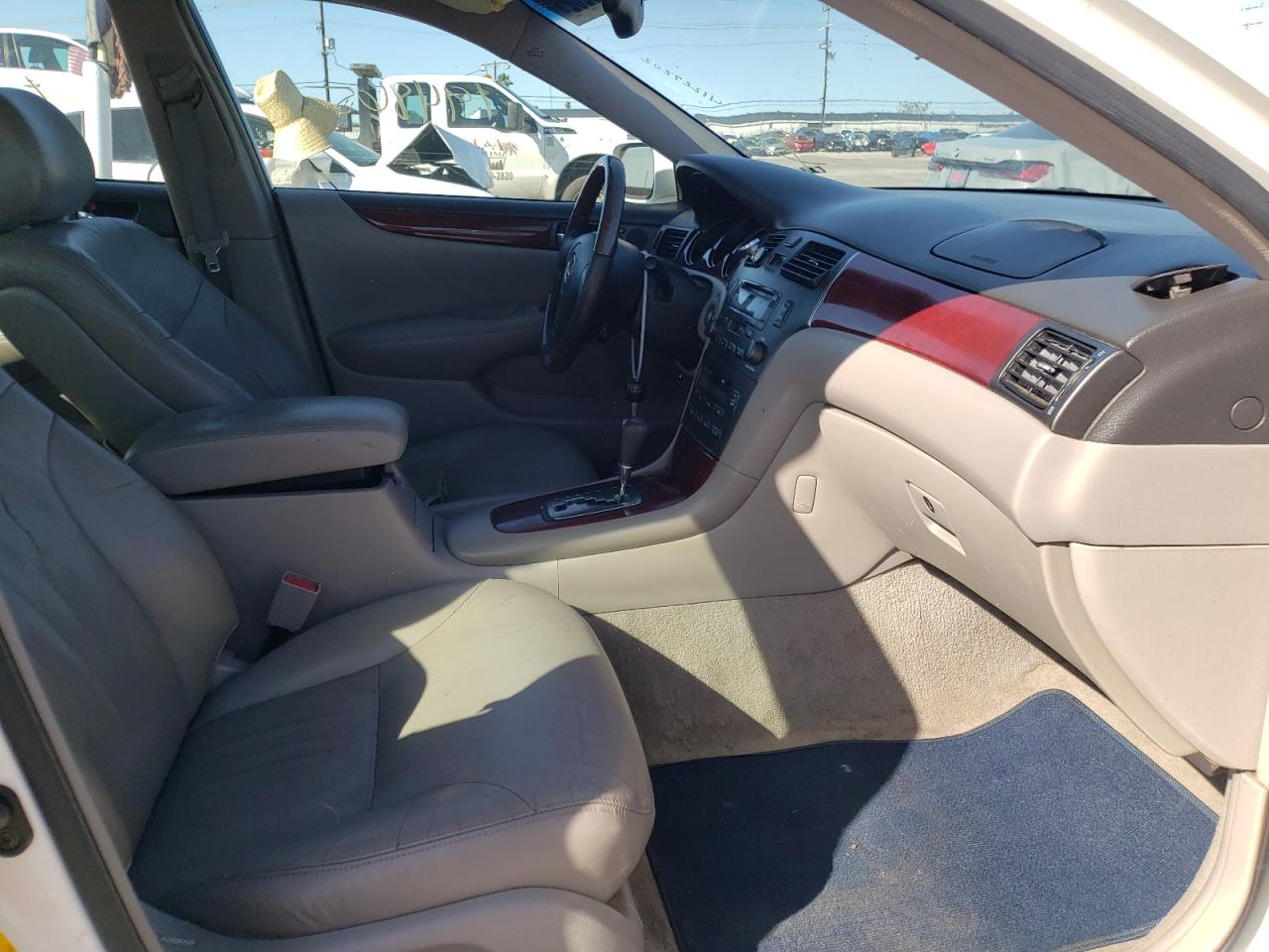 Photo 5 from auction – 2002 LEXUS ES 300 with VIN JTHBF30G525022568