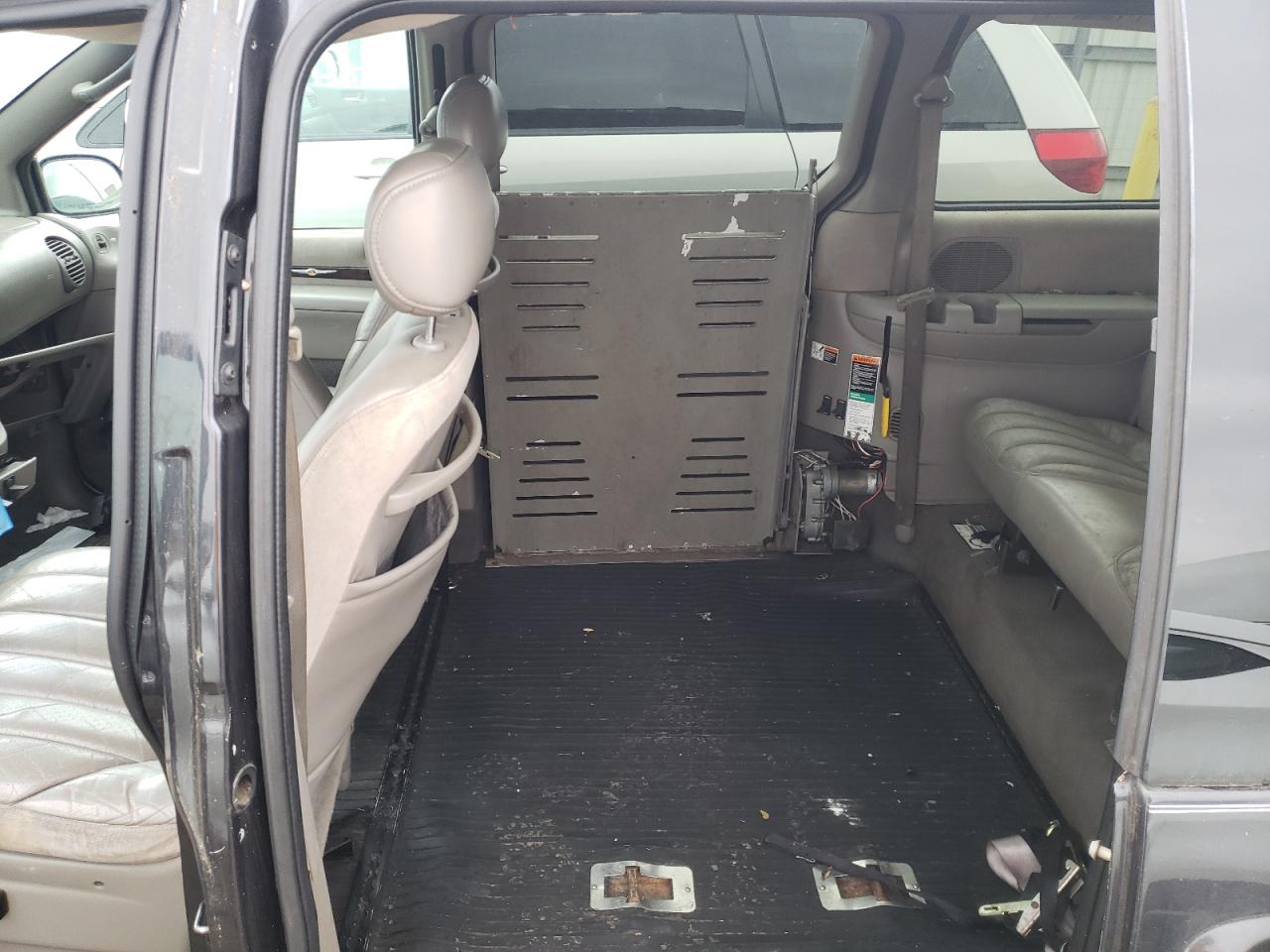 Photo 6 from auction – 1999 CHRYSLER TOWN & COU with VIN 1C4GP64L3XB832142