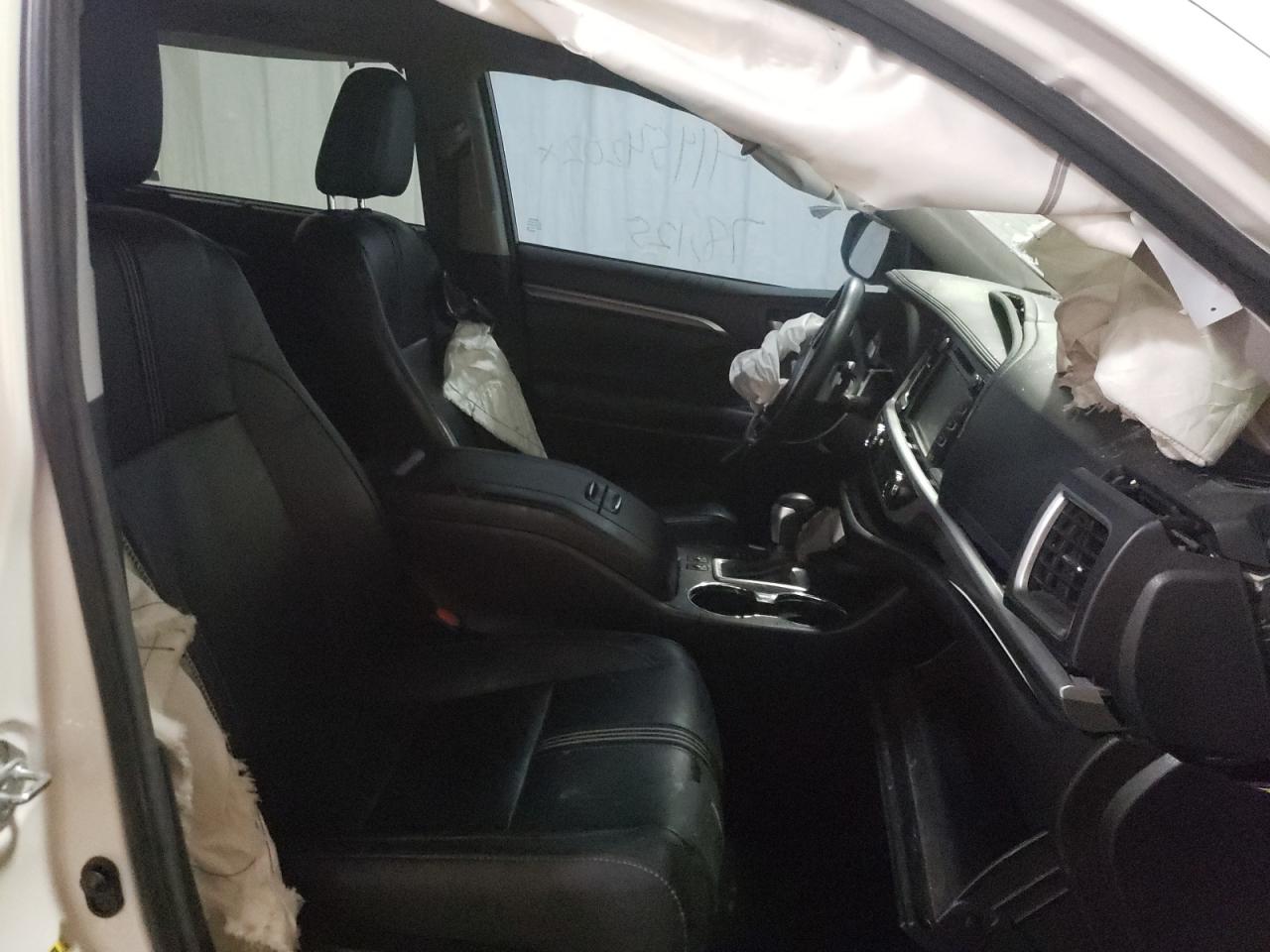 Photo 5 from auction – 2017 TOYOTA HIGHLANDER with VIN 5TDJZRFH2HS381743