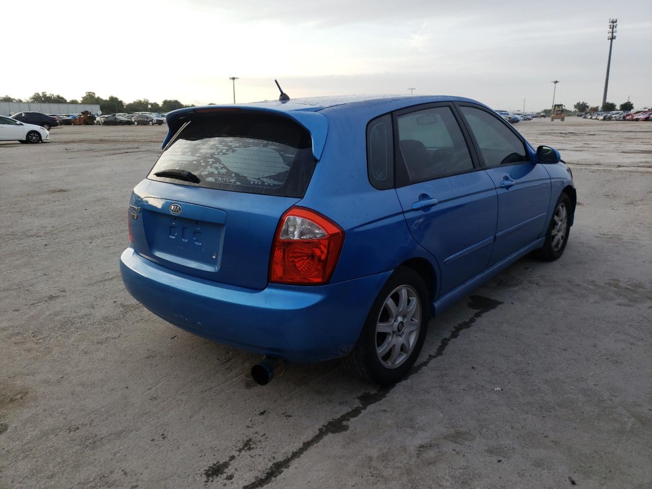 Photo 4 from auction – 2005 KIA SPECTRA5 with VIN KNAFE161455077589