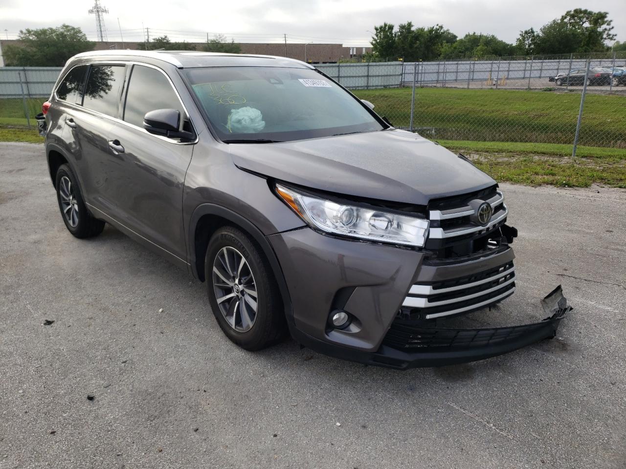 TOYOTA HIGHLANDER 2018 with VIN 5TDKZRFH7JS257199 - Photo from auction