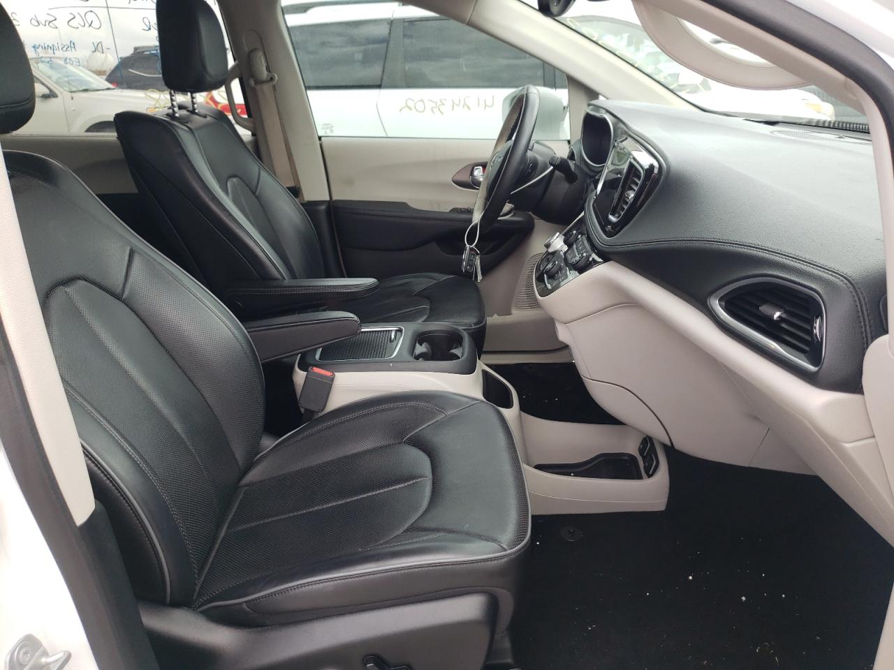 Photo 5 from auction – 2018 CHRYSLER PACIFICA L with VIN 2C4RC1GG4JR289012