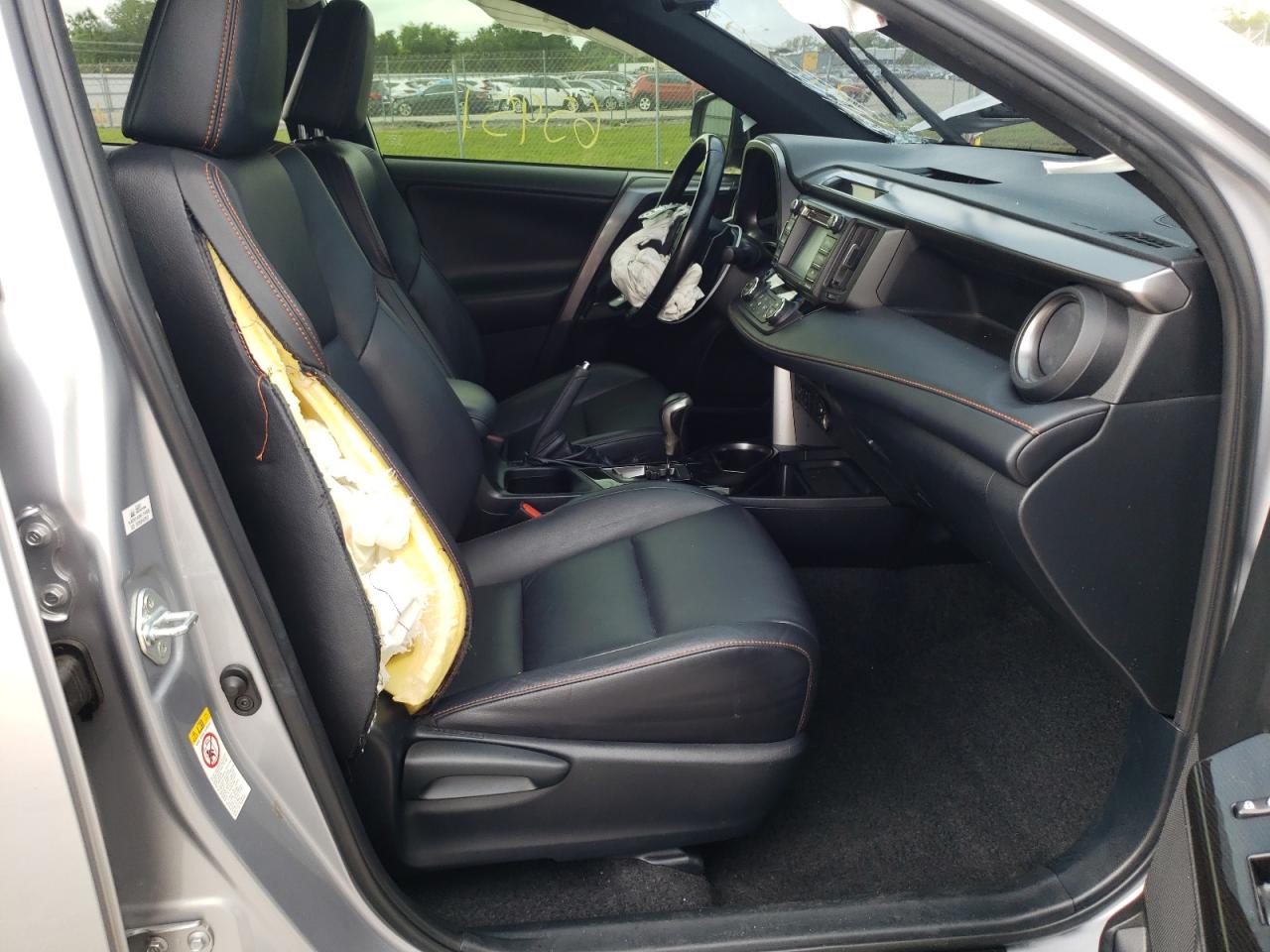 Photo 5 from auction – 2018 TOYOTA RAV4 SE with VIN JTMNFREV0JD114913