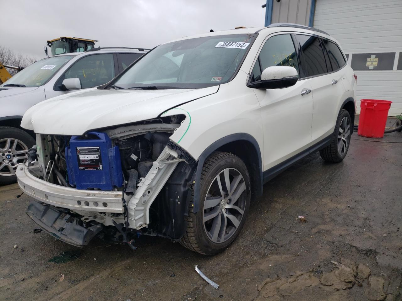 Photo 2 from auction – 2017 HONDA PILOT TOUR with VIN 5FNYF6H93HB101716