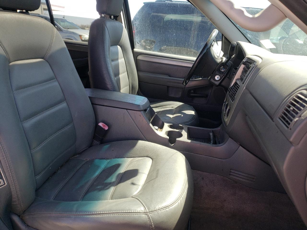 Photo 5 from auction – 2003 FORD EXPLORER X with VIN 1FMZU73K33ZA97854