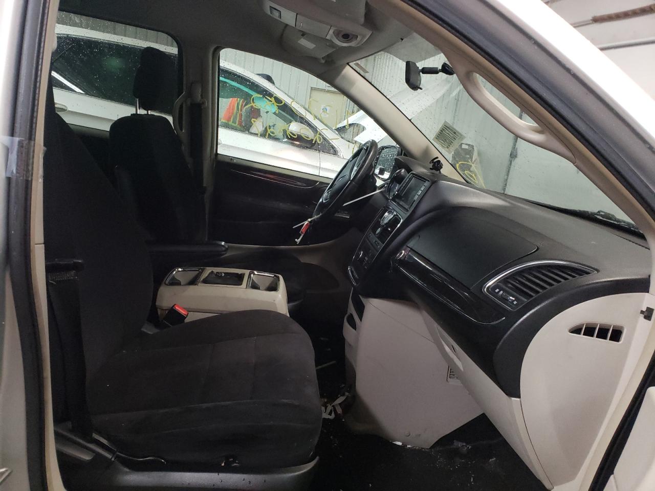 Photo 5 from auction – 2011 CHRYSLER TOWN & COU with VIN 2A4RR5DG2BR650517
