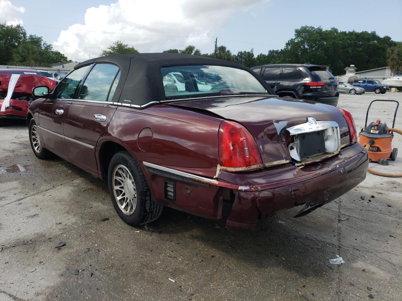 Photo 3 from auction – 2000 LINCOLN TOWN CAR S with VIN 1LNHM82W6YY771983