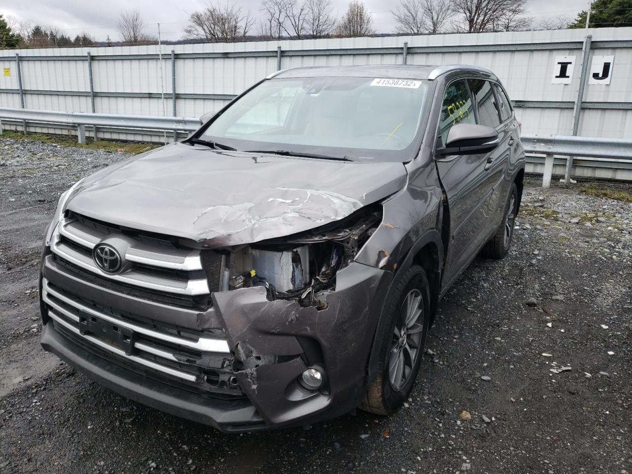 Photo 2 from auction – 2018 TOYOTA HIGHLANDER with VIN 5TDJZRFHXJS858926