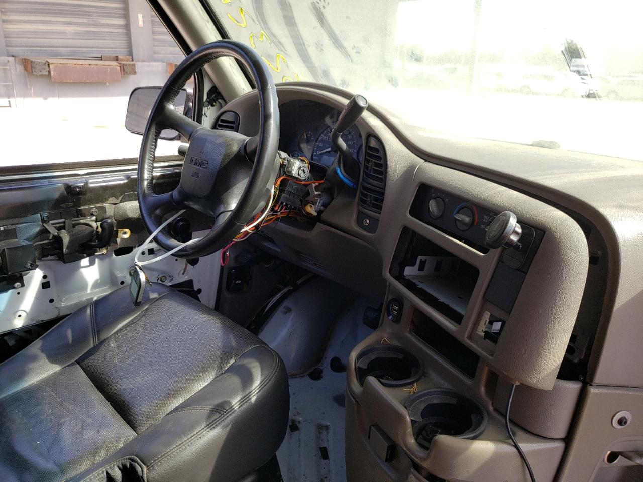 Photo 9 from auction – 2002 GMC SAFARI XT with VIN 1GTDM19X62B515779