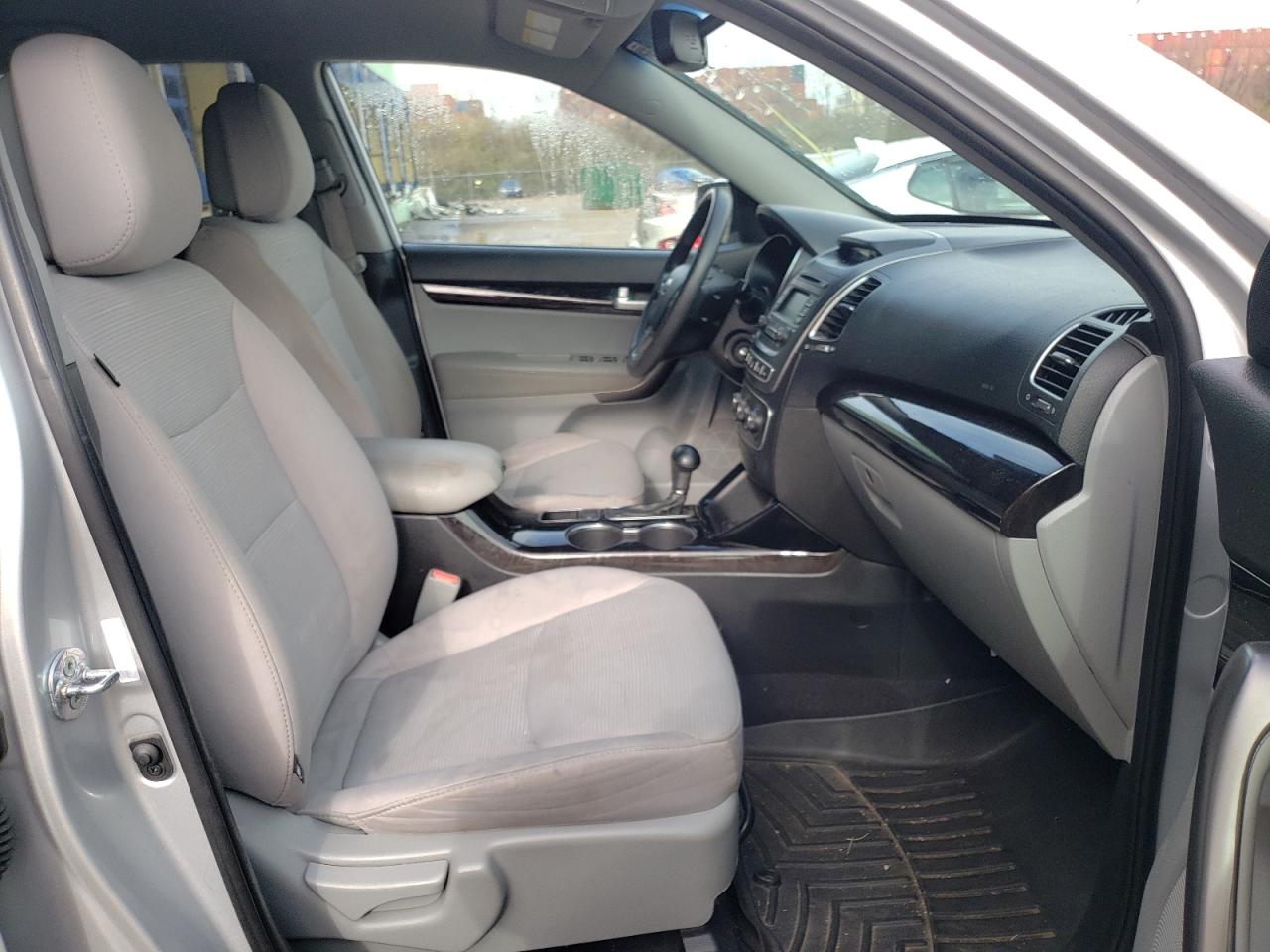 Photo 5 from auction – 2014 KIA SORENTO LX with VIN 5XYKTDA73EG524344