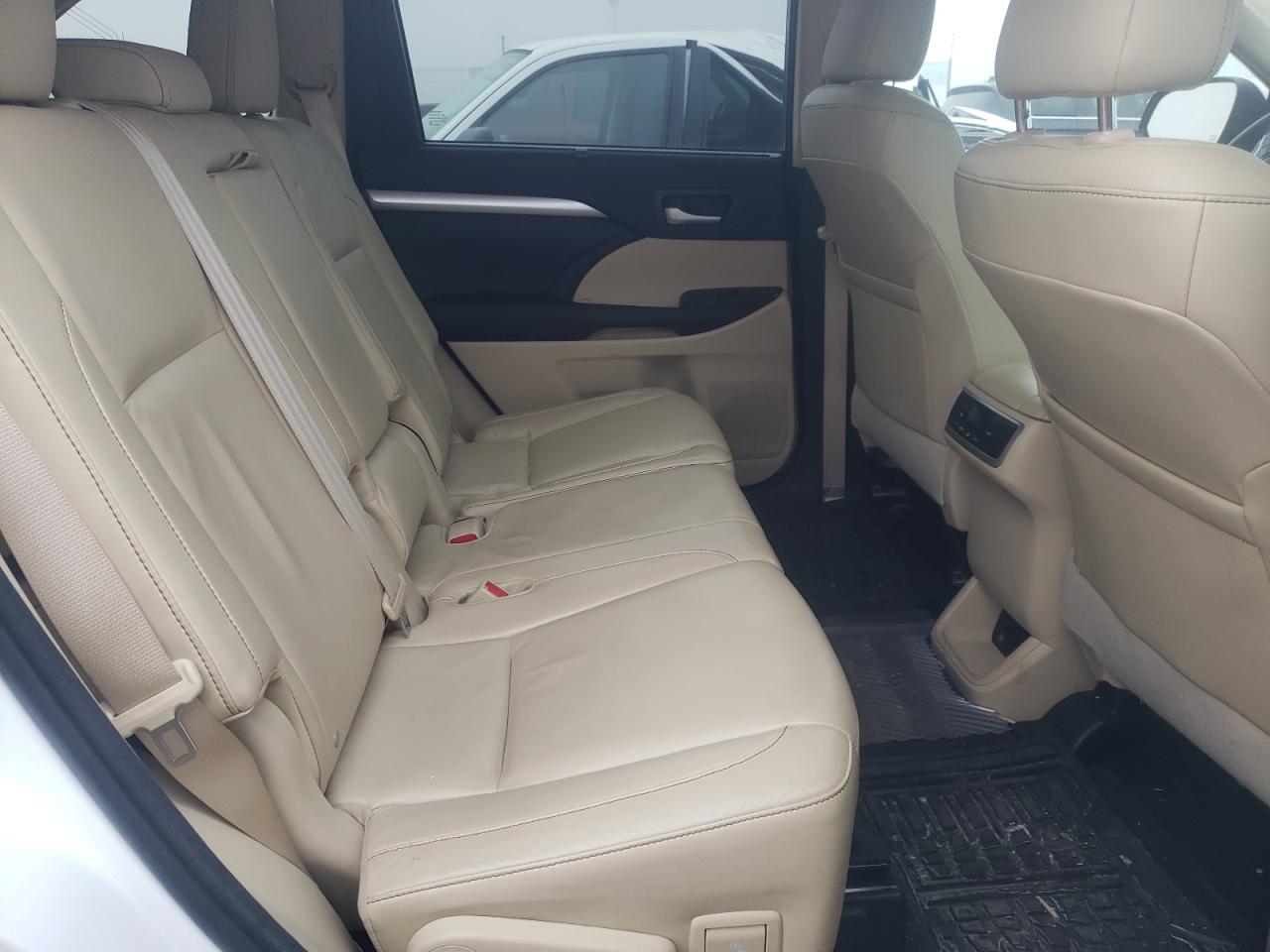 Фото 6 с аукциона – 2015 TOYOTA HIGHLANDER с VIN 5TDJKRFH7FS223948