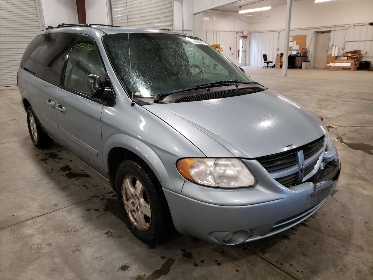 DODGE GRAND CARA 2005 with VIN 2D4GP44L25R366273 - Photo from auction