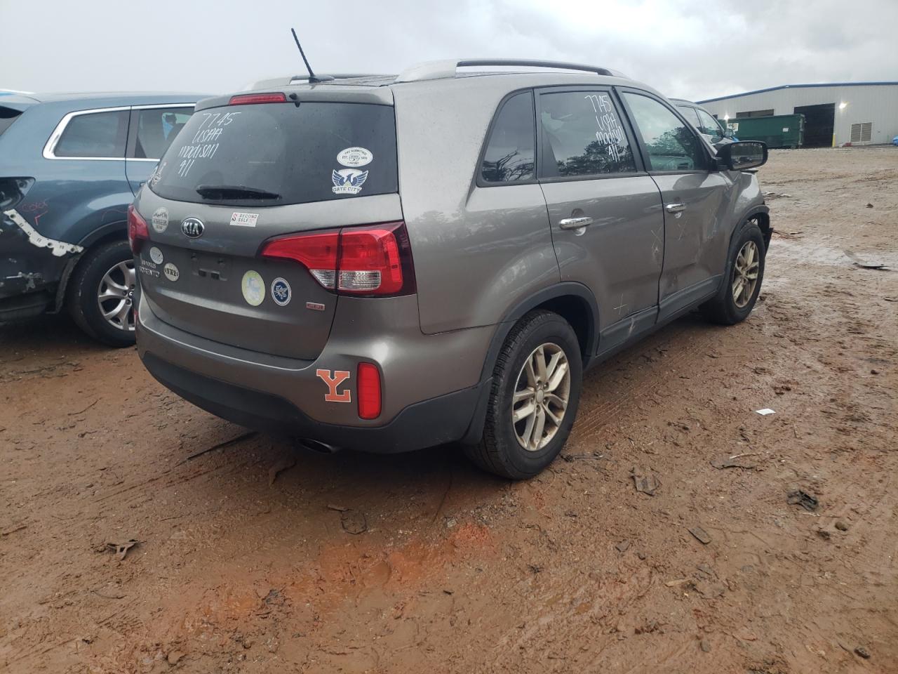Photo 4 from auction – 2015 KIA SORENTO LX with VIN 5XYKT3A61FG644971