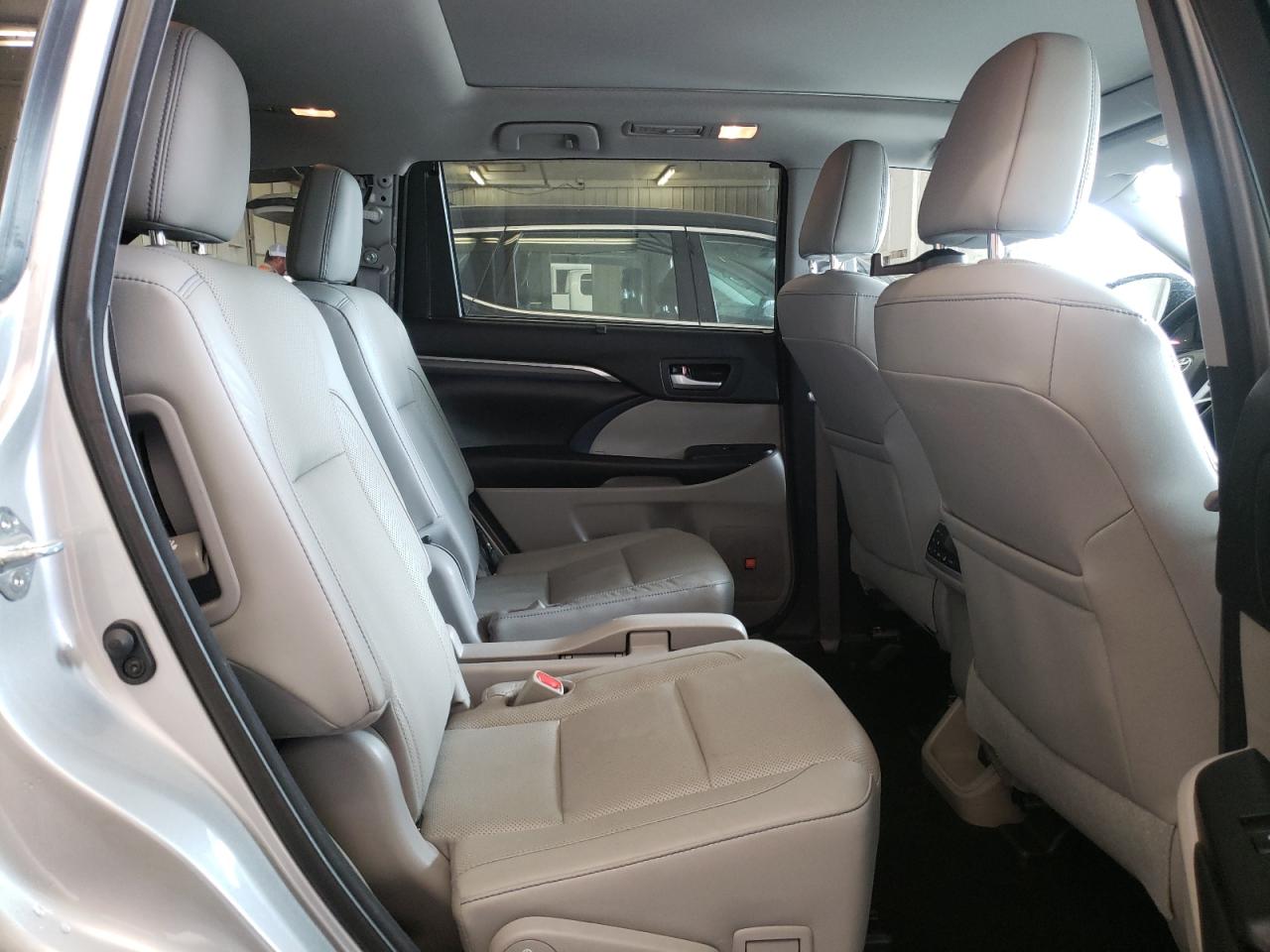 Photo 6 from auction – 2017 TOYOTA HIGHLANDER with VIN 5TDDZRFH1HS399924