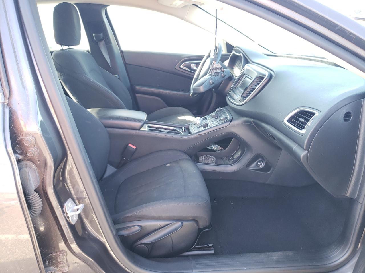 Photo 5 from auction – 2016 CHRYSLER 200 LIMITE with VIN 1C3CCCAB3GN165161