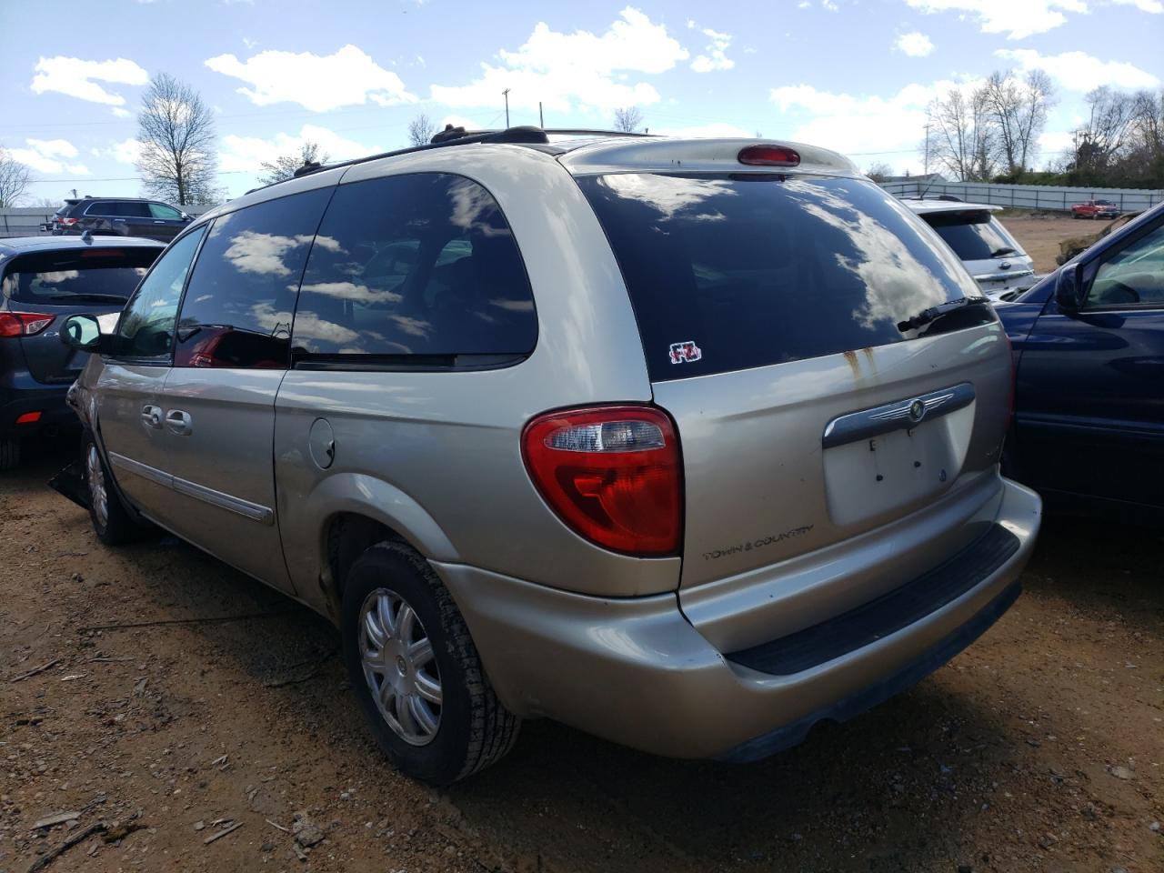 Photo 3 from auction – 2005 CHRYSLER TOWN & COU with VIN 2C4GP54L05R444326