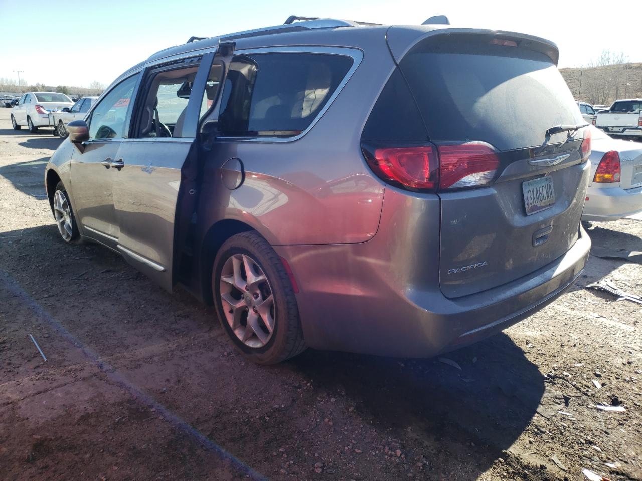 Photo 3 from auction – 2018 CHRYSLER PACIFICA T with VIN 2C4RC1BG8JR291711