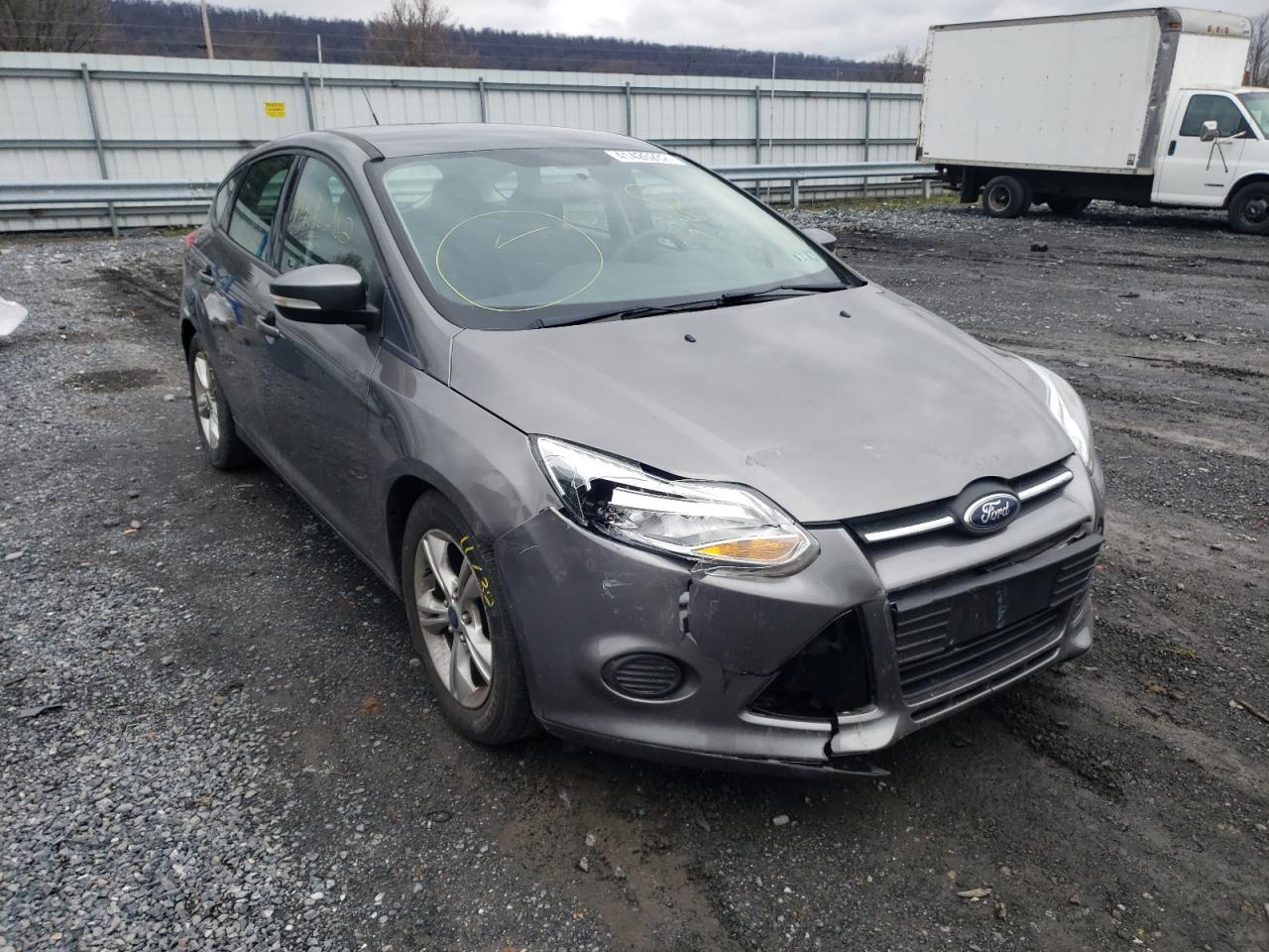 FORD FOCUS SE 2013 مع رقم تعريف المركبة 1FADP3K20DL135809 - صورة من المزاد