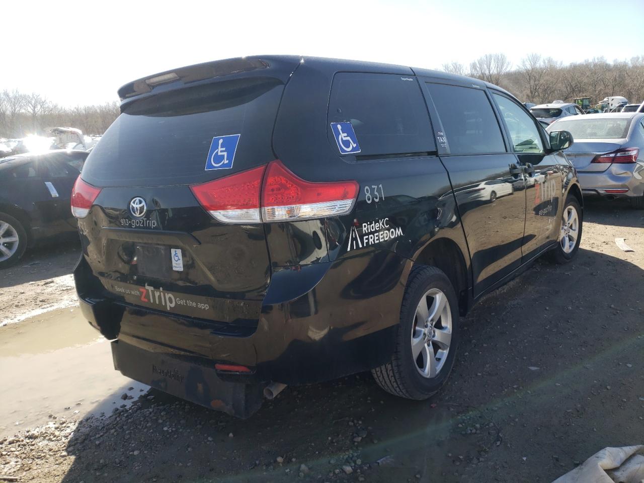 Photo 4 from auction – 2014 TOYOTA SIENNA with VIN 5TDZK3DC0ES512787