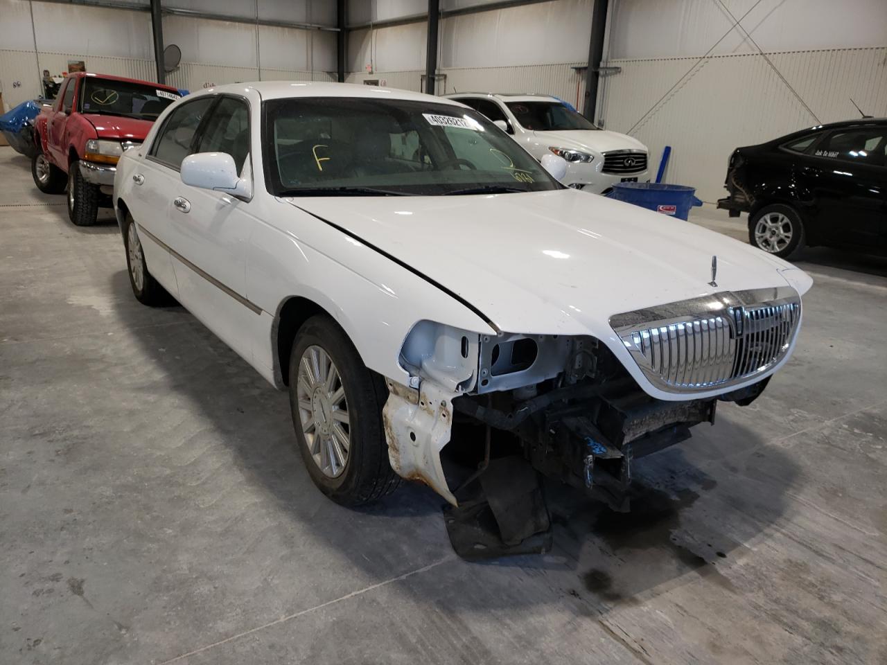 LINCOLN TOWN CAR E 2004 with VIN 1LNHM81W24Y686781 - Photo from auction
