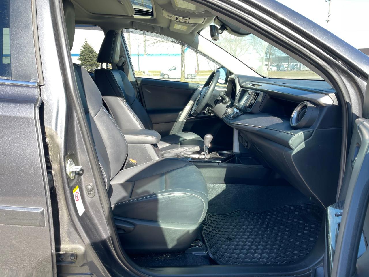 Photo 5 from auction – 2018 TOYOTA RAV4 LIMIT with VIN 2T3DFREV1JW776854