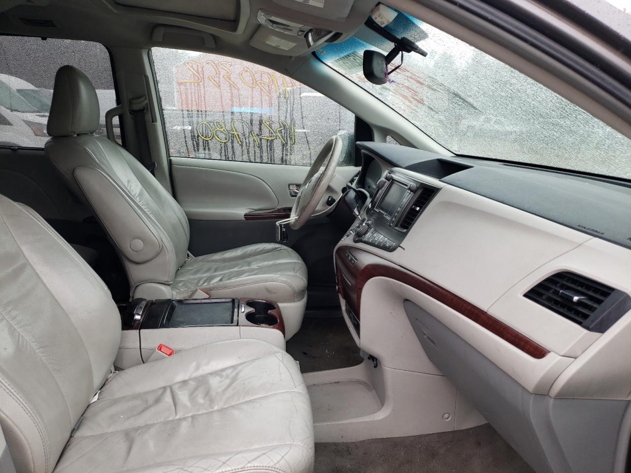 Photo 5 from auction – 2011 TOYOTA SIENNA XLE with VIN 5TDDK3DC3BS017683