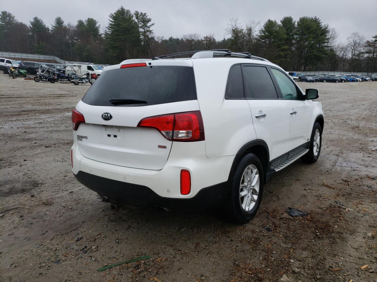 Photo 4 from auction – 2015 KIA SORENTO LX with VIN 5XYKTCA66FG633996