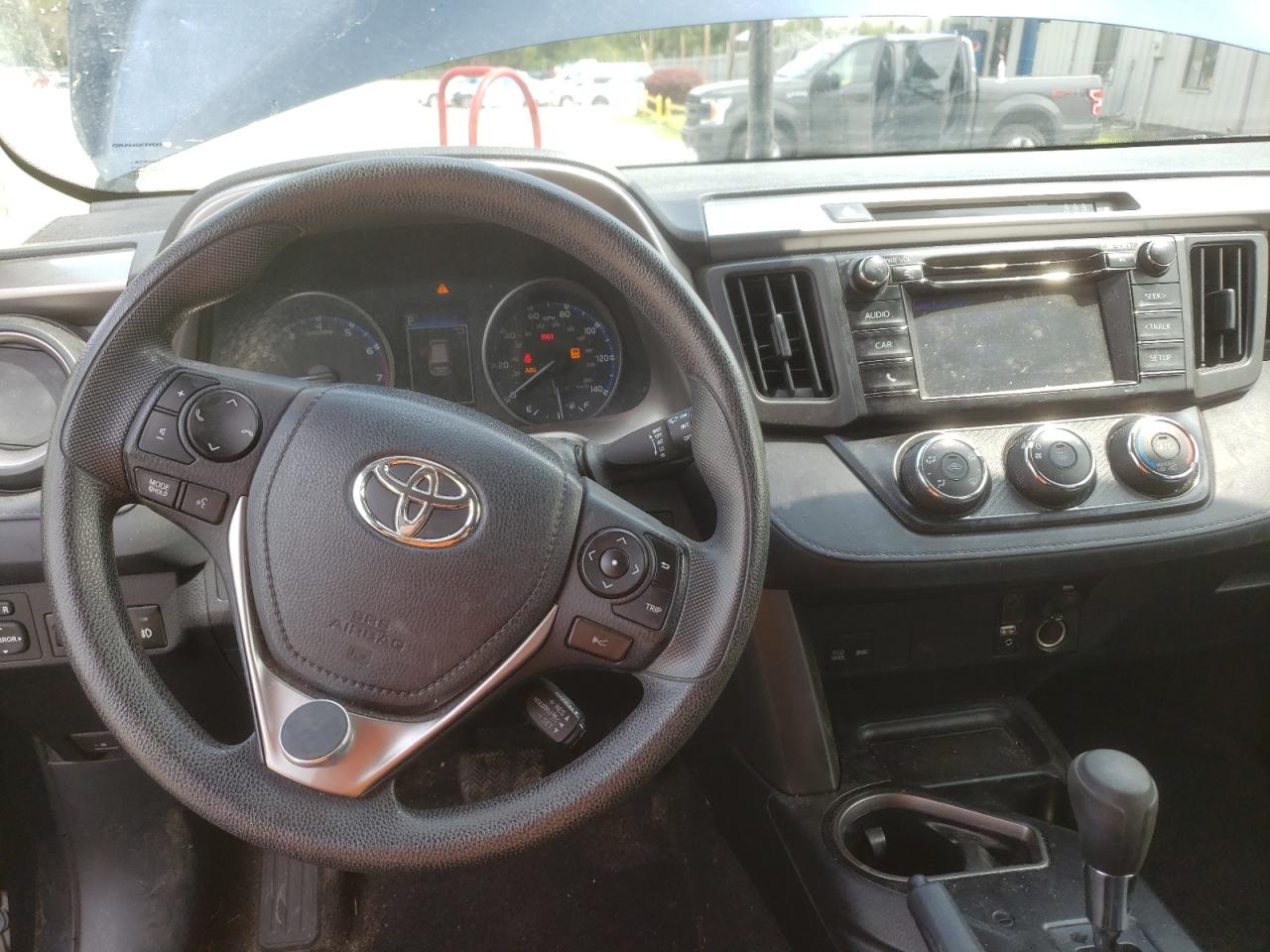 Photo 9 from auction – 2018 TOYOTA RAV4 LE with VIN JTMZFREV0JJ731537