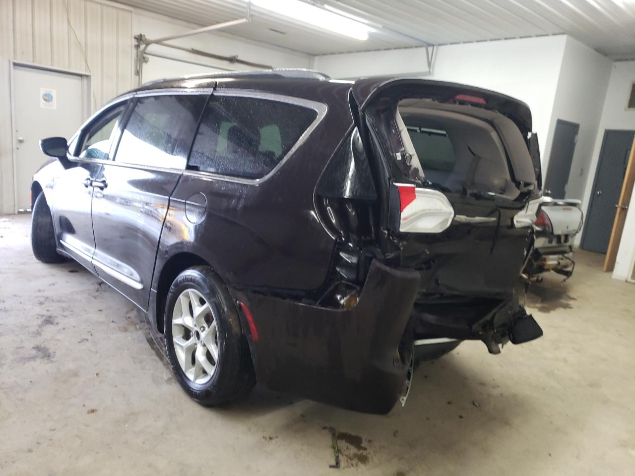 Photo 3 from auction – 2017 CHRYSLER PACIFICA T with VIN 2C4RC1EGXHR660171