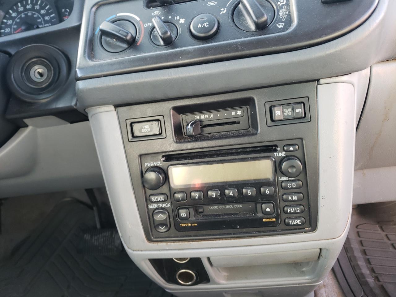 Photo 9 from auction – 2000 TOYOTA SIENNA LE with VIN 4T3ZF13C5YU280460