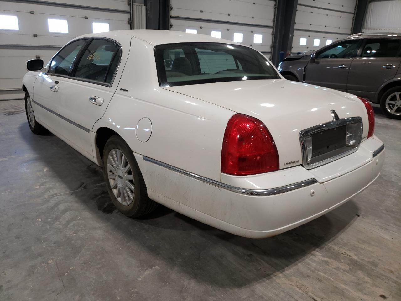 Photo 3 from auction – 2004 LINCOLN TOWN CAR E with VIN 1LNHM81W24Y686781