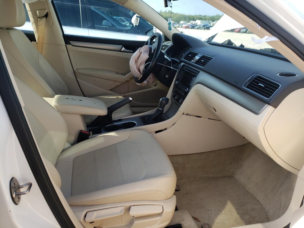 Photo 5 from auction – 2015 VOLKSWAGEN PASSAT SE with VIN 1VWBT7A32FC070332