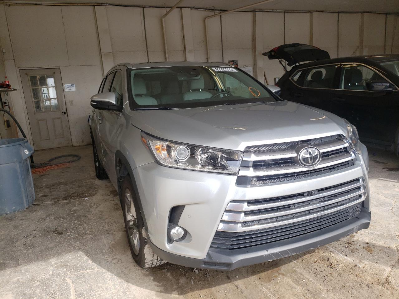 TOYOTA HIGHLANDER 2017 with VIN 5TDDZRFH1HS399924 - Photo from auction