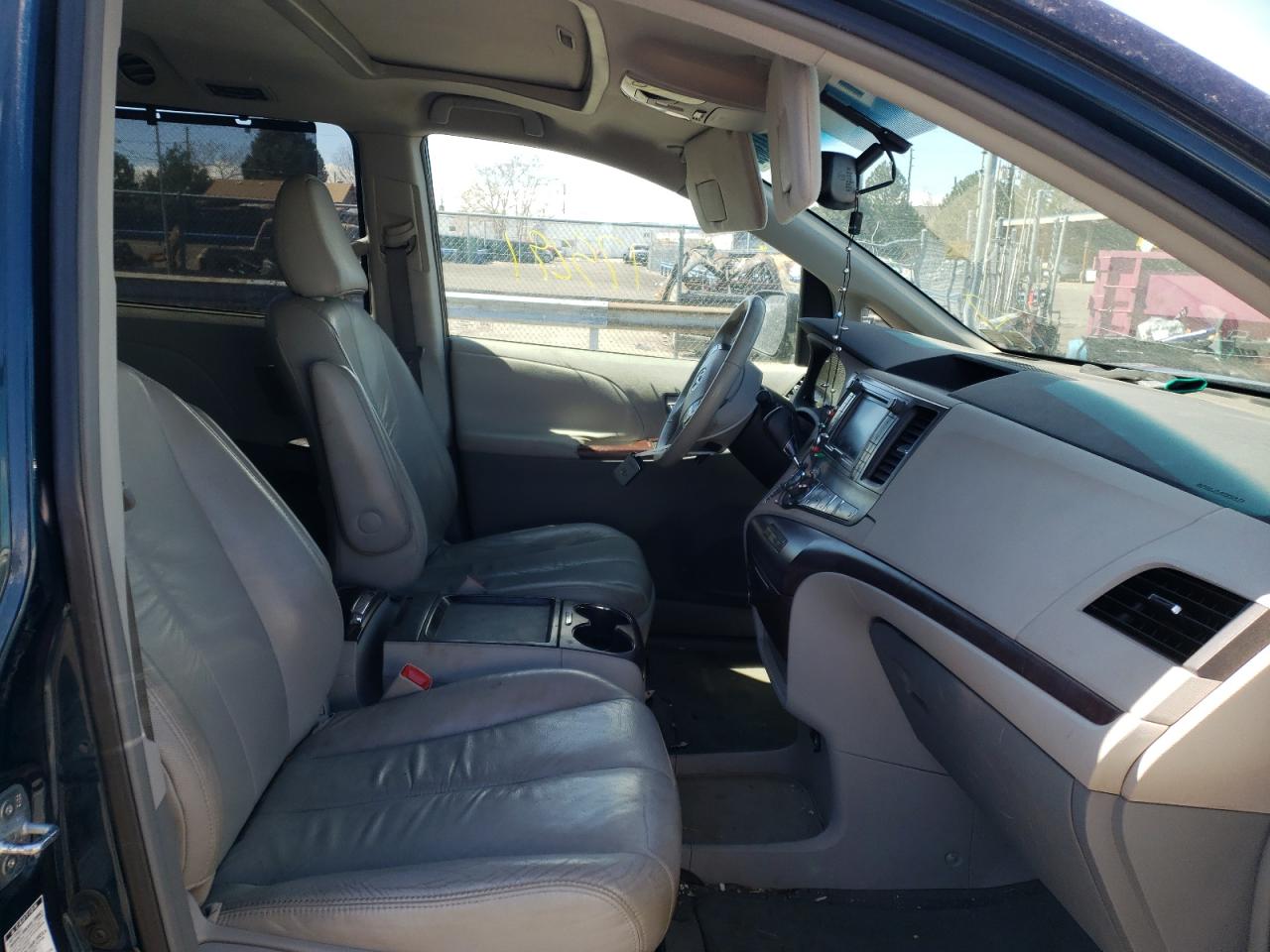 Photo 5 from auction – 2011 TOYOTA SIENNA XLE with VIN 5TDDK3DC7BS006797