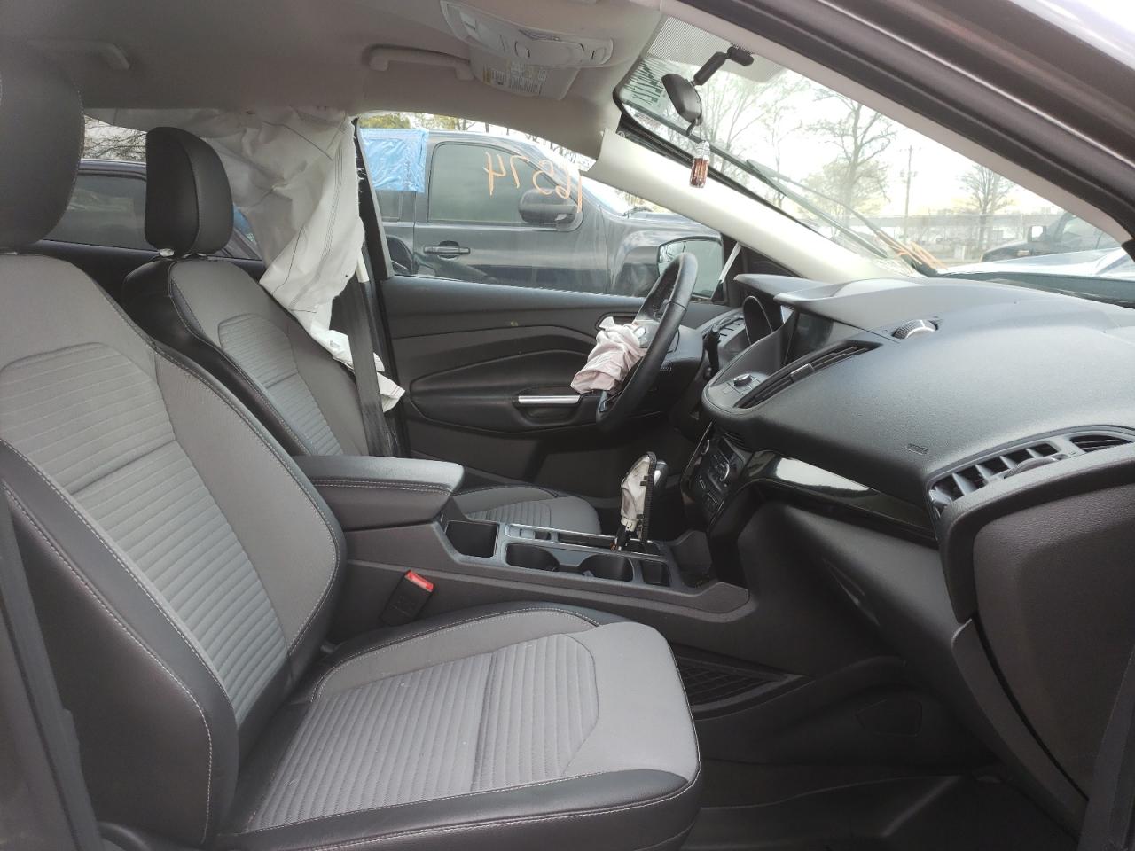 Photo 5 from auction – 2019 FORD ESCAPE SE with VIN 1FMCU0GD5KUB47268