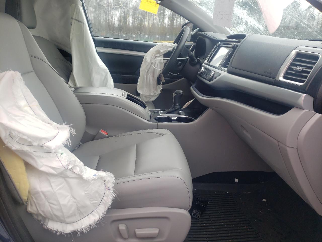 Photo 5 from auction – 2018 TOYOTA HIGHLANDER with VIN 5TDJZRFH8JS848461